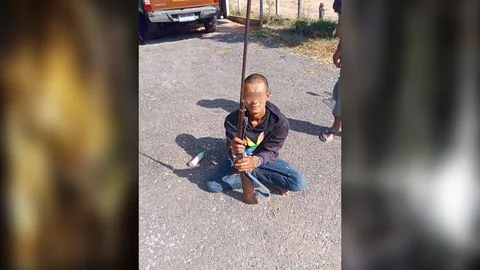 ชาวบ้านผวา แจ้งตำรวจจับหนุ่มวัย 30 เสพยาหนักจนเพี้ยน สะพายปืนเดินรอบหมู่บ้าน