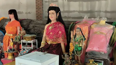 นักท่องเที่ยวแวะขอโชค "แม่ศรีมณีทอง" ไม่พลาดถอดคำใบ้ปริศนางวด 1/12/67