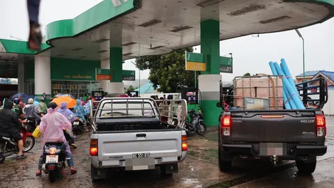 รถต่อแถวเข้าปั๊มยาวเหยียด หวั่นน้ำมันขาดตลาด หลังน้ำท่วมเบตง