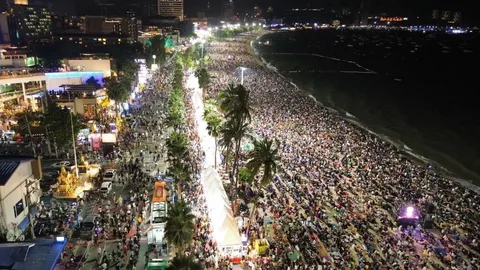 งานพลุนานาชาติพัทยา วันสุดท้ายยังคึกคัก นักท่องเที่ยวแห่จองพื้นที่แน่นชายหาด