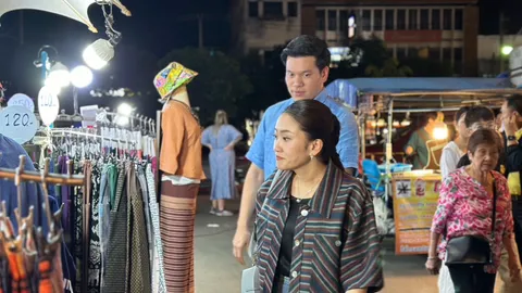 “นายกฯ อิ๊งค์” ควงสามี เดินเที่ยวถนนวัวลาย ช็อปเครื่องเงิน-ผ้าเมืองเหนือ