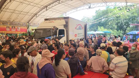 เจ้าของร้านใจบุญ แจกหมูกว่า 5,000 กิโลกรัม ชาวบ้านมารอรับแถมขอ "เลขเด็ดงวดนี้"