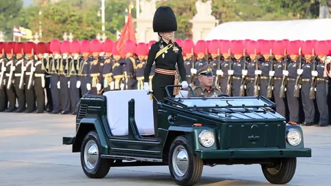 สมเด็จพระนางเจ้าฯ พระบรมราชินี ทรงนำซ้อมพิธีสวนสนาม