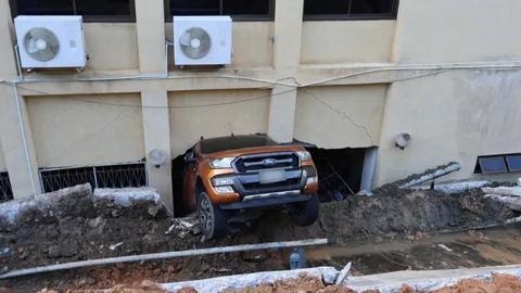 เตรียมย้ายรถ 3 คัน ออกจากอาคารสำนักงานเทศบาลเบตง หลังเกิดเหตุดินภูเขาสไลด์