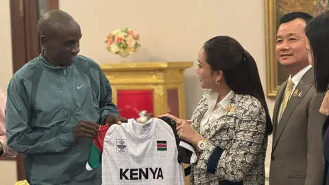 นายก เปิดทำเนียบต้อนรับ "คิปโชเก" นักวิ่งชื่อดังโลก ได้รับเสื้อวิ่ง จากเจ้าของแชมป์โอลิมปิก 2 สมัย