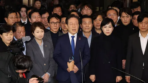 สส.เกาหลีใต้ฝ่าวงล้อมเข้ารัฐสภา ลงมติจี้ ปธน.ยกเลิกกฎอัยการศึก