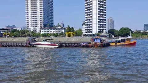 เรือบรรทุกทรายชนเรือนำเที่ยวกลางแม่น้ำเจ้าพระยาเสียหายหลายลำ (คลิป)