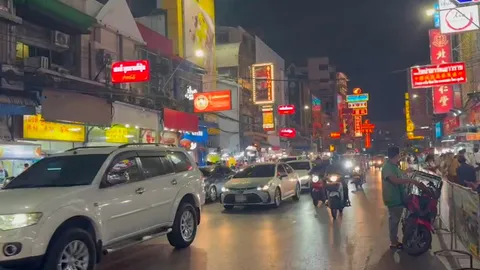 กลุ่มไรเดอร์ รวมตัวหน้าโรงพัก จี้ ตร. จับสามล้อ รุมทำร้ายเรื่องที่จอดรถ