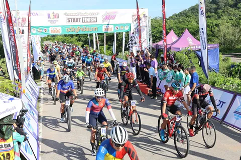 ในหลวง ทรงพระกรุณาโปรดเกล้าฯ ให้นักกีฬาจักรยาน รับถ้วยรางวัลจากผู้แทนพระองค์