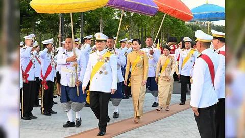 ในหลวง พระราชินี เสด็จฯไปทรงวางพุ่มดอกไม้ ณ พระบรมราชานุสาวรีย์ รัชกาลที่ 9