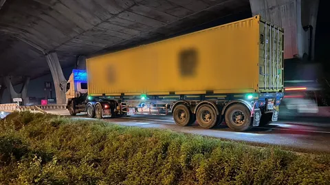 คนขับรถพ่วง 22 ล้อ จอดหลับขวางถนน ทำรถเกือบชนท้าย กู้ภัยต้องรีบปลุกขยับรถ