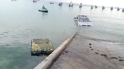 เกาะสมุยระทึก รถตำรวจน้ำไถลตกทะเล ขณะลากจูงเจ็ทสกีกลับสถานี