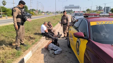 ตำรวจทางหลวง ไล่สกัดระทึกโจรขโมยรถ ฮึดสู้มีดแทงเจ็บ 2 นาย แย่งเอ็ม 16