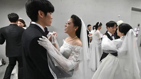 เกาหลีใต้กลุ้ม คู่รักแต่งงานใหม่เหลือไม่ถึง 1 ล้านคู่ในปี 2566 เกือบครึ่งไม่มีลูก