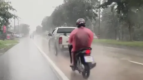 เมืองคอน "ฝนตกต่อเนื่อง" บางจุดระดับน้ำเริ่มล้นตลิ่ง หลากเข้าสู่ชุมชนลุ่มต่ำ
