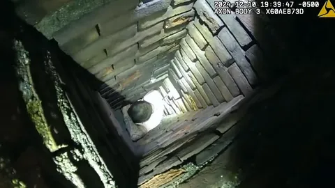 ชายสหรัฐฯ หนีตำรวจตามล่า แต่ร่างติดคาปล่องไฟ