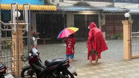 นครศรีธรรมราชฝนถล่ม น้ำท่วมหนัก การไฟฟ้า สั่งตัดไฟ 20 ชุมชน ใจกลางเมือง