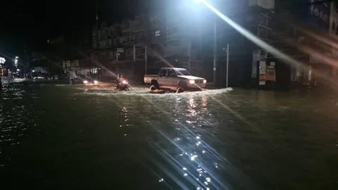 นครศรีธรรมราช ตี 3 คืนนี้ น้ำป่าเทือกเขาหลวง ไหลบ่าอีกระลอก-ดับเพิ่มรายที่ 5