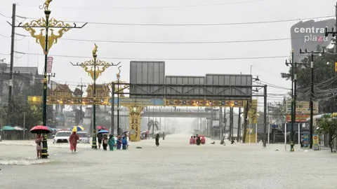 น้ำป่าถล่มเมืองคอน จมบาดาล สังเวยแล้ว 4 ศพ ท่วมมิดเส้นทางหลัก กุฏิพัง-ผู้ป่วยติดเกาะ (คลิป)