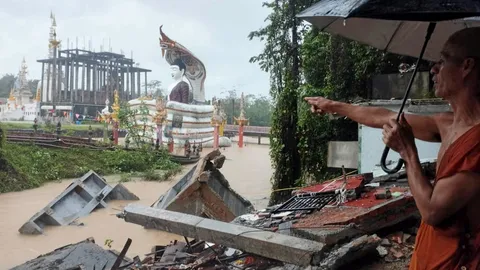 น้ำซัดกุฏิถล่ม