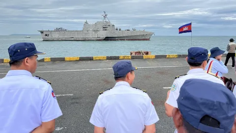 สหรัฐฯส่งเรือรบ "ยูเอสเอส ซาวันนาห์" จอดเทียบท่าสีหนุวิลล์ ของกัมพูชา 