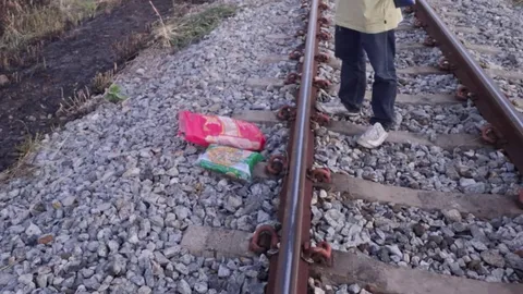 พบศพ หนุ่มวัย 29 ปี ชาวสารคาม ถูกมัดเท้าด้วยเสื้อกันหนาว โดนรถไฟทับดับสยอง