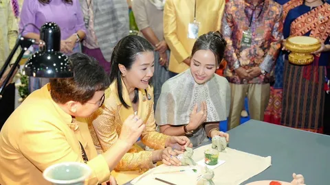 รมช.ธีรรัตน์ เปิดโอทอปซิตี้ ชวนชิมอาหารรสเลิศ ช็อปสินค้าภูมิปัญญา