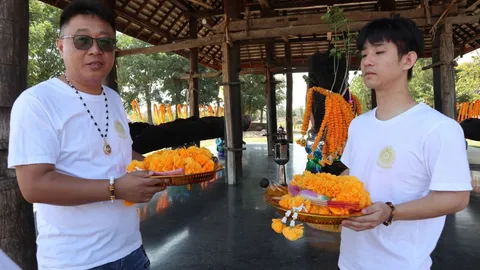 2 อาหลานชาวจีน มาแก้บน "เรือตะเคียนโบราณ" เชื่อบันดาลให้หายป่วย