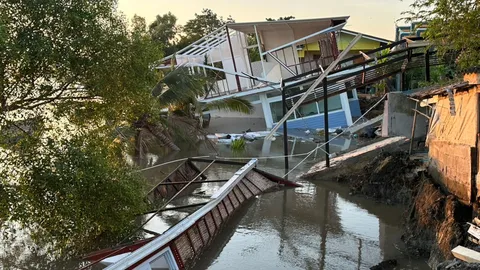 ระทึกเช้ามืด บ้านพังสไลด์ลงแม่น้ำบางปะกง ชาวบ้านเร่งขนของหนีจ้าละหวั่น