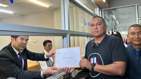 ม็อบร้อง กกต. สอบ “ทักษิณ” ปราศรัยดึงสถาบันมาเกี่ยว ผิดถึงยุบเพื่อไทย