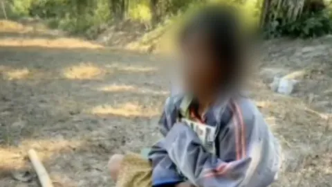 ทนคิดถึงไม่ไหว หญิงชราเดินเข้าป่า นั่งกอดรูปตุ๊กตา บอกมารอรับลูกกลับบ้าน