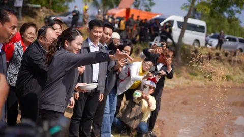 “นายกฯอิ๊งค์” สวมบทชาวนา โชว์หว่านข้าว ยืนยันแจกเงินหมื่น 3 รอบ ตรุษจีนได้แน่