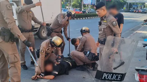 สายตรวจลาดพร้าว จับ "ชายคลุ้มคลั่ง" อาละวาด ใช้ท่อนเหล็กทำลายทรัพย์สิน