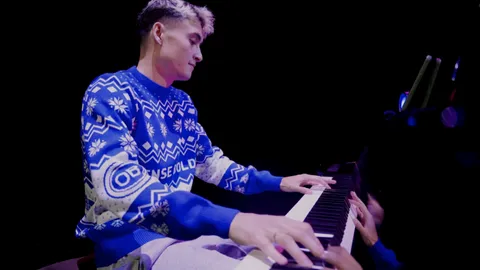 "โอเดนเซ" แชร์คลิป "มิคเกลสัน" เล่นเปียโนสุดพริ้ว แฟนบอลถามต่อสัญญาตอนไหน (คลิป)