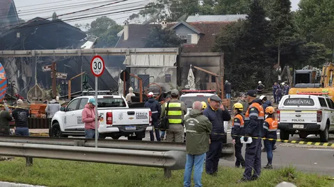 เครื่องบินเล็กตกใส่ร้านค้าในเมืองท่องเที่ยวบราซิล ดับยกลำ 10 ศพ