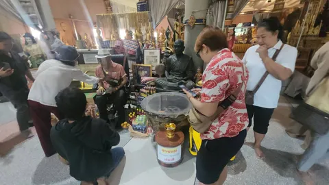 ส่องเลขอ่างน้ำมนต์ "ตาทองงิ้วราย" สาวขอ "เลขเด็ด" หวังได้โชครับปีใหม่
