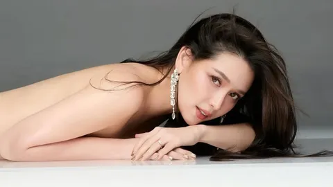 โม อมีนา แซ่บส่งท้ายปี สลัดผ้าเปลือยท่อนบน สวยผิวขาวเนียนเซ็กซี่มาก