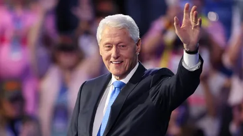 บิล คลินตัน อดีต ปธน.สหรัฐฯ ออกจากโรงพยาบาลแล้ว หลังล้มป่วย