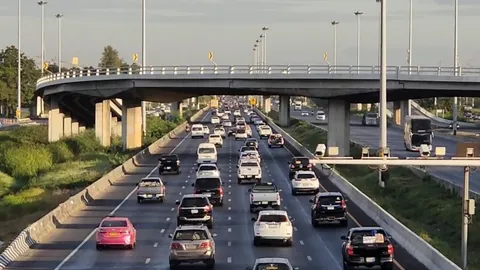 รถหนาแน่นตั้งแต่เช้า ถนนสายหลักผ่าน จ.อยุธยา คนแห่เดินทางกลับบ้านปีใหม่