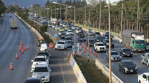 "ถนนมิตรภาพ" รถเต็มทุกช่องทาง ทล. เปิดเลนพิเศษ 2 จุด ระบายการจราจรติดขัด