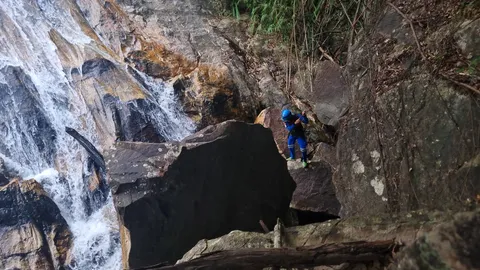 ระทึก กู้ภัยเสี่ยงตายไต่หน้าผาสูง กู้ร่างนักท่องเที่ยวพลัดร่วงน้ำตกเสียชีวิต