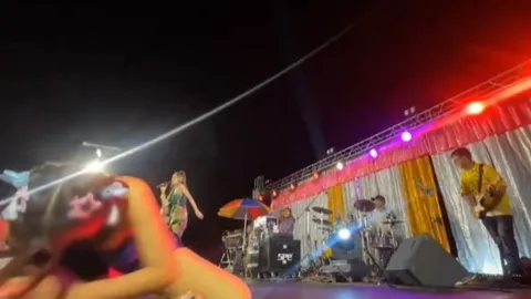 หัวหน้าคณะหมอลำซิ่ง เล่านาทีหนุ่มลวนลามแดนซ์เซอร์สาว จนพลัดตกเวทีเจ็บ (คลิป)