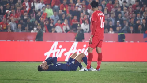 หนักกว่าที่คิด เผยภาพล่าสุด "อัครพงศ์" หลังเจ็บหนักสังเวยทีมชาติไทย แพ้เวียดนาม (คลิป)