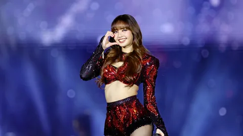 "ลิซ่า" นำทัพสร้างโมเมนต์สะกดโลก กระหึ่มเคาต์ดาวน์ไอคอนสยาม 2025