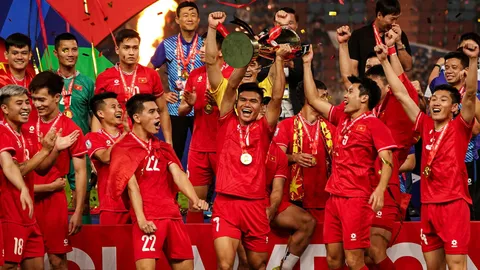ทีมชาติไทยได้แต่มอง "เวียดนาม" รับโชค 2 ชั้น หลังผงาดคว้าแชมป์อาเซียนคัพ 2024