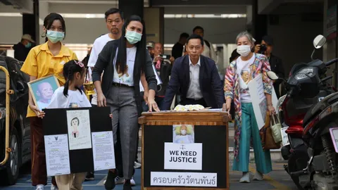 ครอบครัวรัตนพันธ์ แห่โลงศพข้างทำเนียบ ทวงความเป็นธรรมนายกฯ