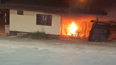 หนุ่มใหญ่เมาหนัก จุดไฟเผา จยย. ตำรวจ วอดทั้งคัน หลังหารถตัวเองที่จอดไว้ไม่เจอ