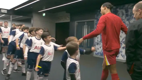 มาสค็อต “สเปอร์ส”  ชวน “ฟาน ไดค์” กัปตันลิเวอร์พูล ย้ายมาช่วยกู้วิกฤตกองหลังขาดแคลน (คลิป)