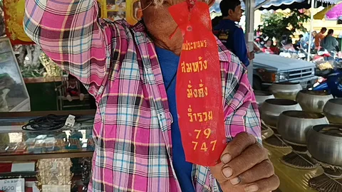 นักร้องดาวรุ่ง ร่วมพิธีอุปสมบทหมู่ คอไม่พลาดส่องเลขเด็ดหางประทัด ลุ้นรวย