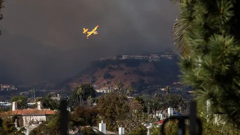 ระทึก เครื่องบินดับเพลิงชนโดรนผิดกฎหมายกลางอากาศขณะดับไฟป่าแอลเอ